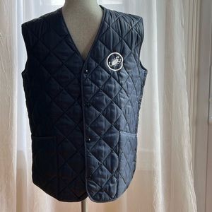 Navy blue quilted light weight quilted vest. Size medium